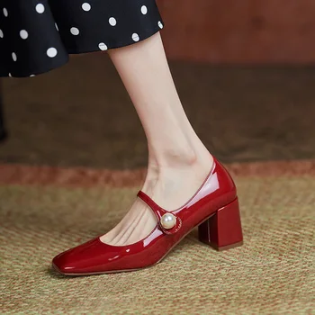 Новые женские туфли Mary Janes на высоком каблуке из лакированной кожи с жемчугом, весенние элегантные женские туфли-лодочки с квадратным носком, красные офисные женские туфли