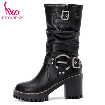 Женская обувь HUYAODAN из натуральной кожи; коллекция 2023 года; сезон осень-зима; теплые ботинки до середины икры на высоком квадратном каблуке и платформе; черные коричневые туфли в римском стиле;